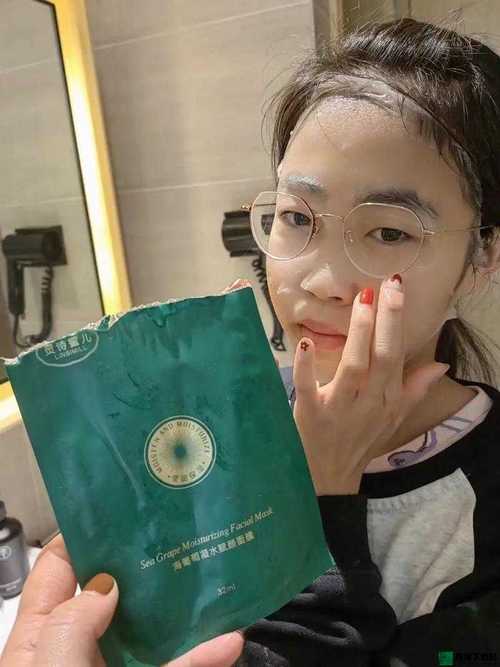 一面膜胸口一面膜下，网友：美丽也要讲究“平衡”