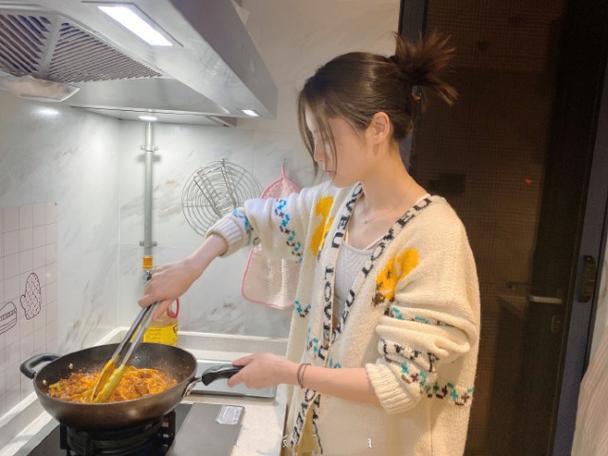 温情瞬间：老赵抱着儿媳在厨房做饭