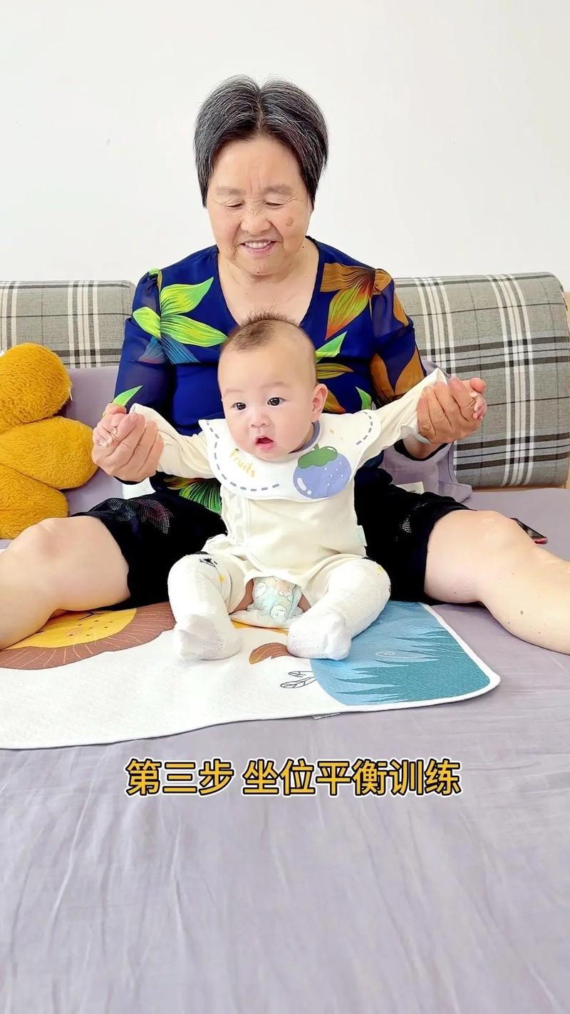 宝宝自己坐下来运动一下，网友直言：“太可爱了，这就是成长的乐趣！”