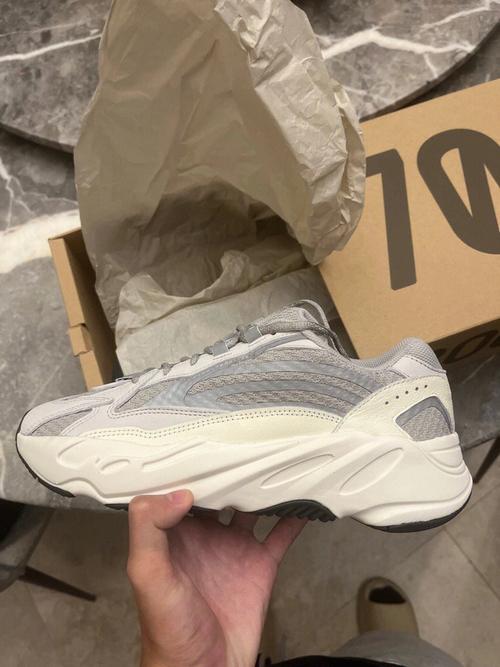 Yeezy水蜜桃V2：时尚与舒适的完美结合