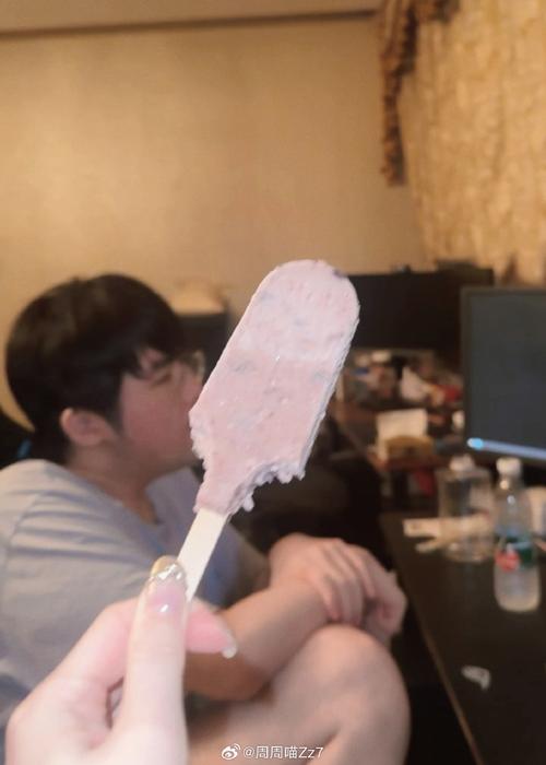 一个在上面吃一个在下面做