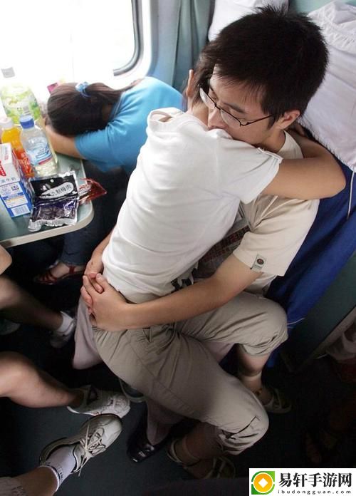 男女在亲密接触过程中一边摸一揉很爽