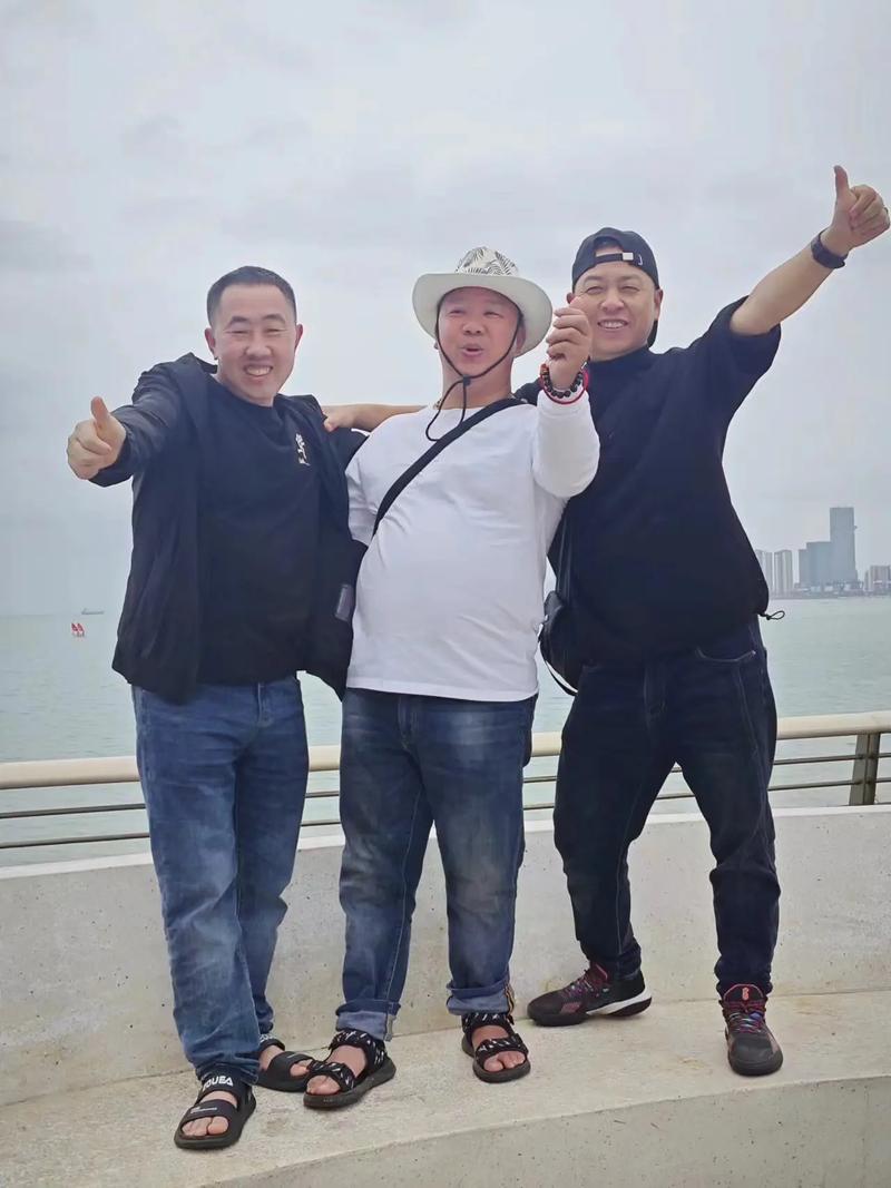 三个男人换着躁我