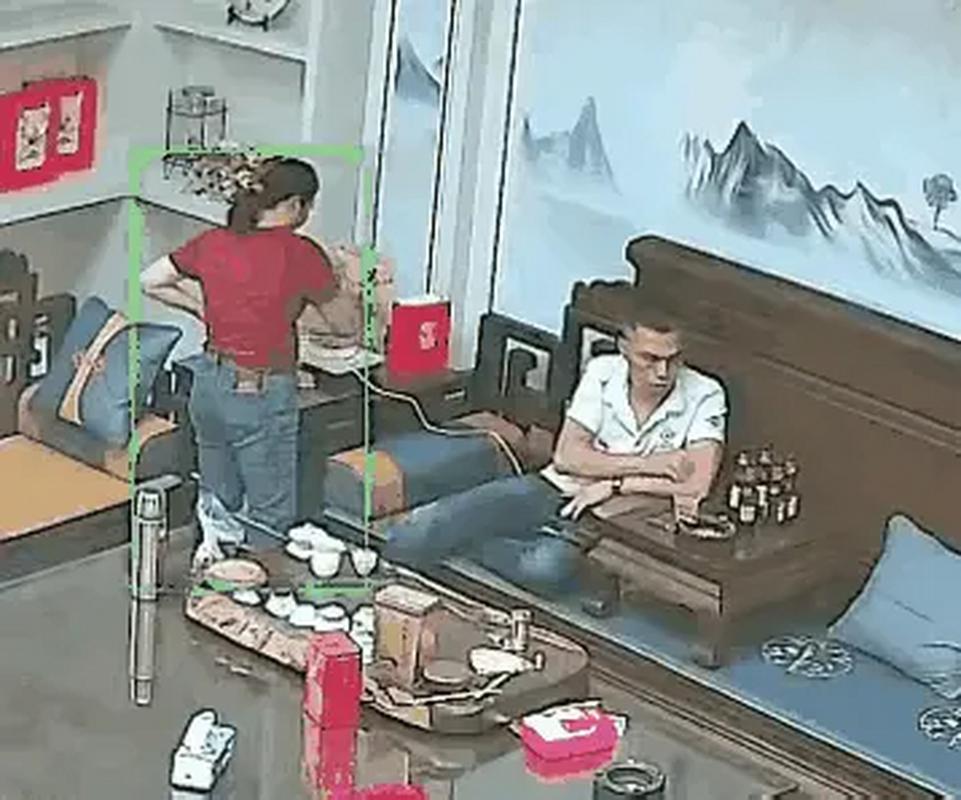 《夫妻客厅乱互换(H)》