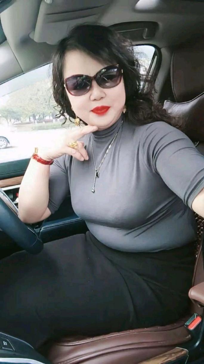 五十岁魅力依旧的岳女士，优雅生活的代言人