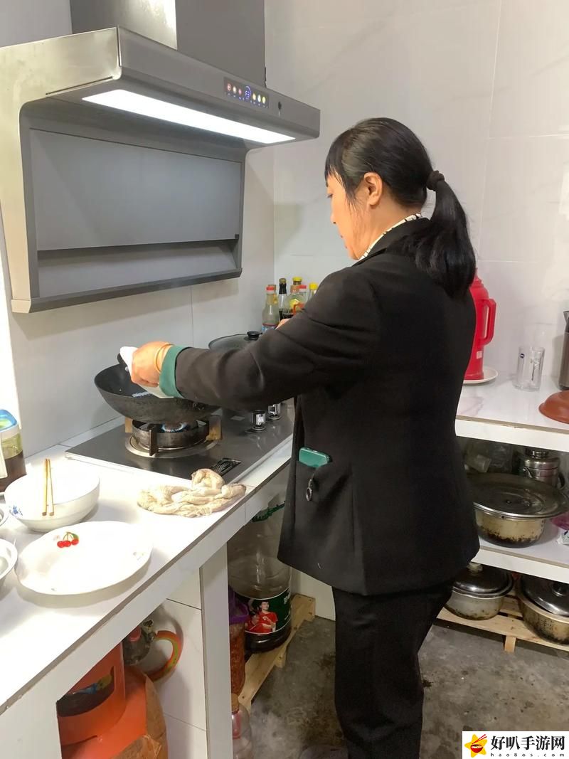 中午妈妈在厨房做饭